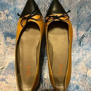 🐻Size 7.5M - Levity - Black and Tan Slip-On Flats